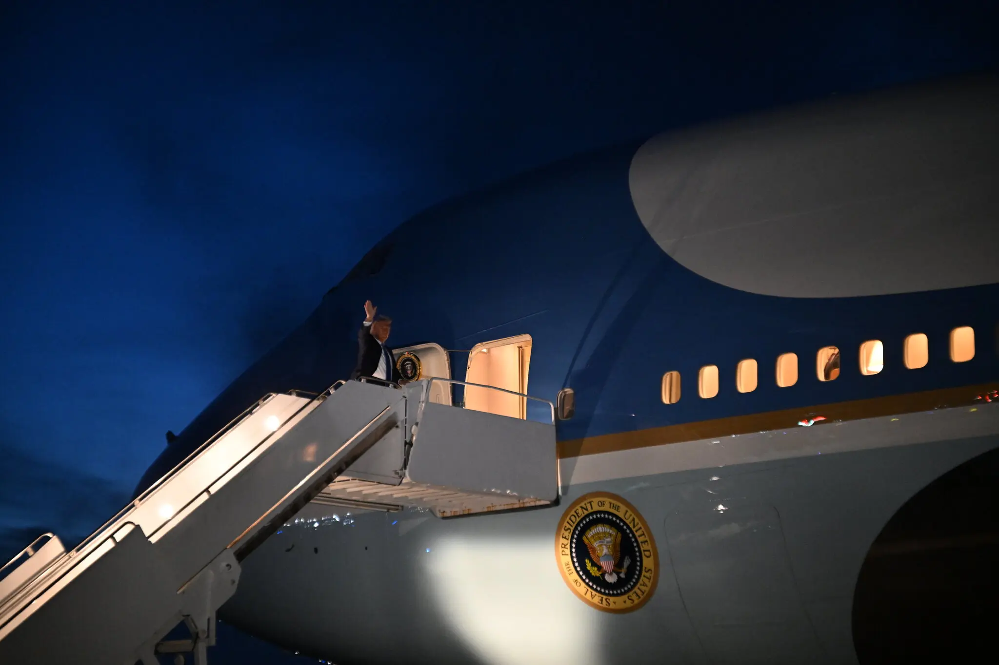 Президент Трамп сів на борт літака Air Force One у міжнародному аеропорту Калгарі після свого передчасного від'їзду із саміту G7 в Альберті, Канада